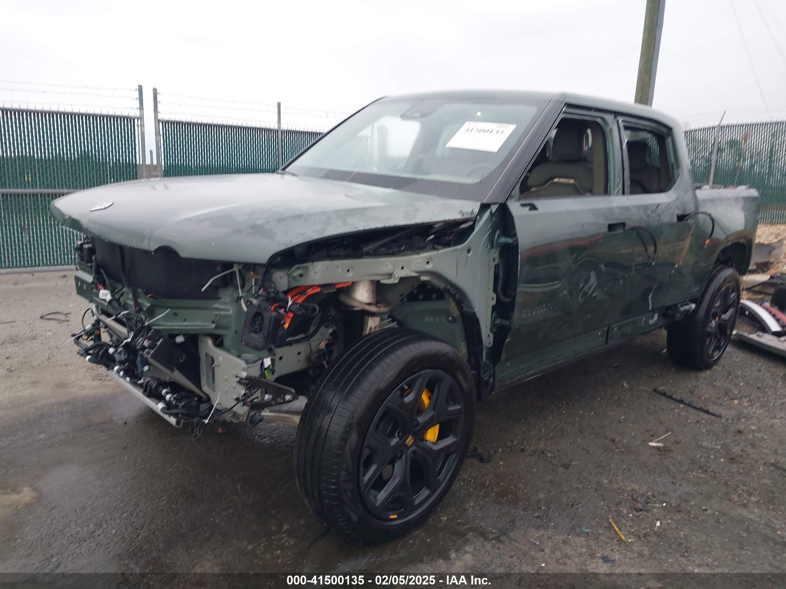 2022 RIVIAN R1T — VIN 7FCTGAAA7NN016514 — photo 2