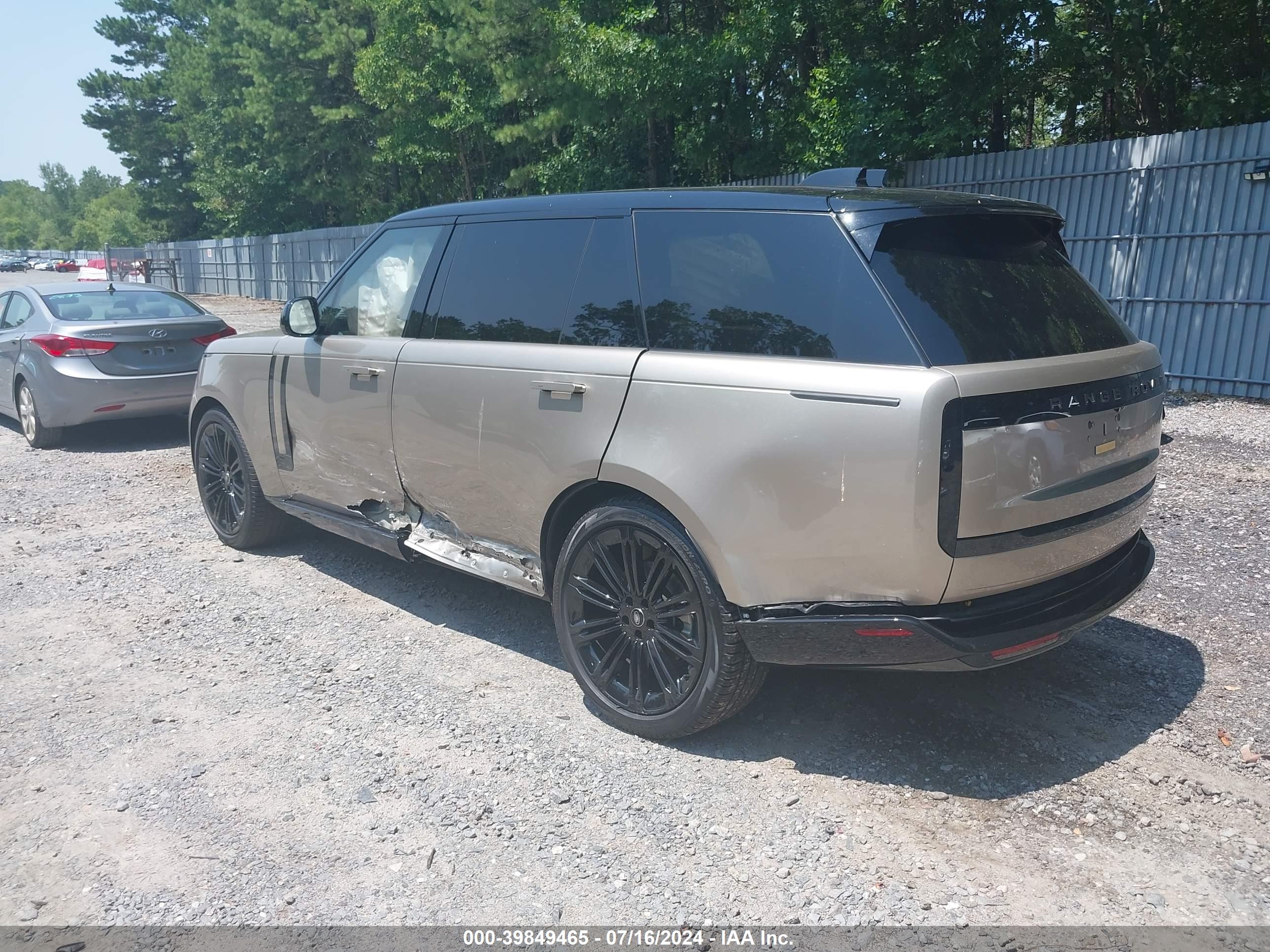 2024 LAND ROVER RANGE ROVER — VIN SALKPBFU8RA225227 — photo 3