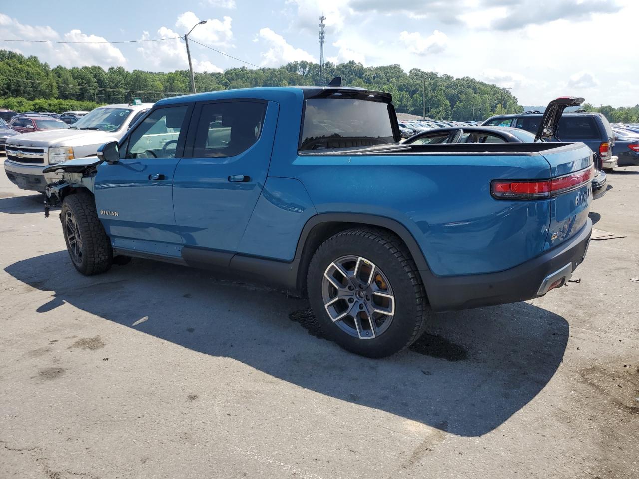 2022 RIVIAN R1T — VIN 7FCTGAAL0NN000138 — photo 2