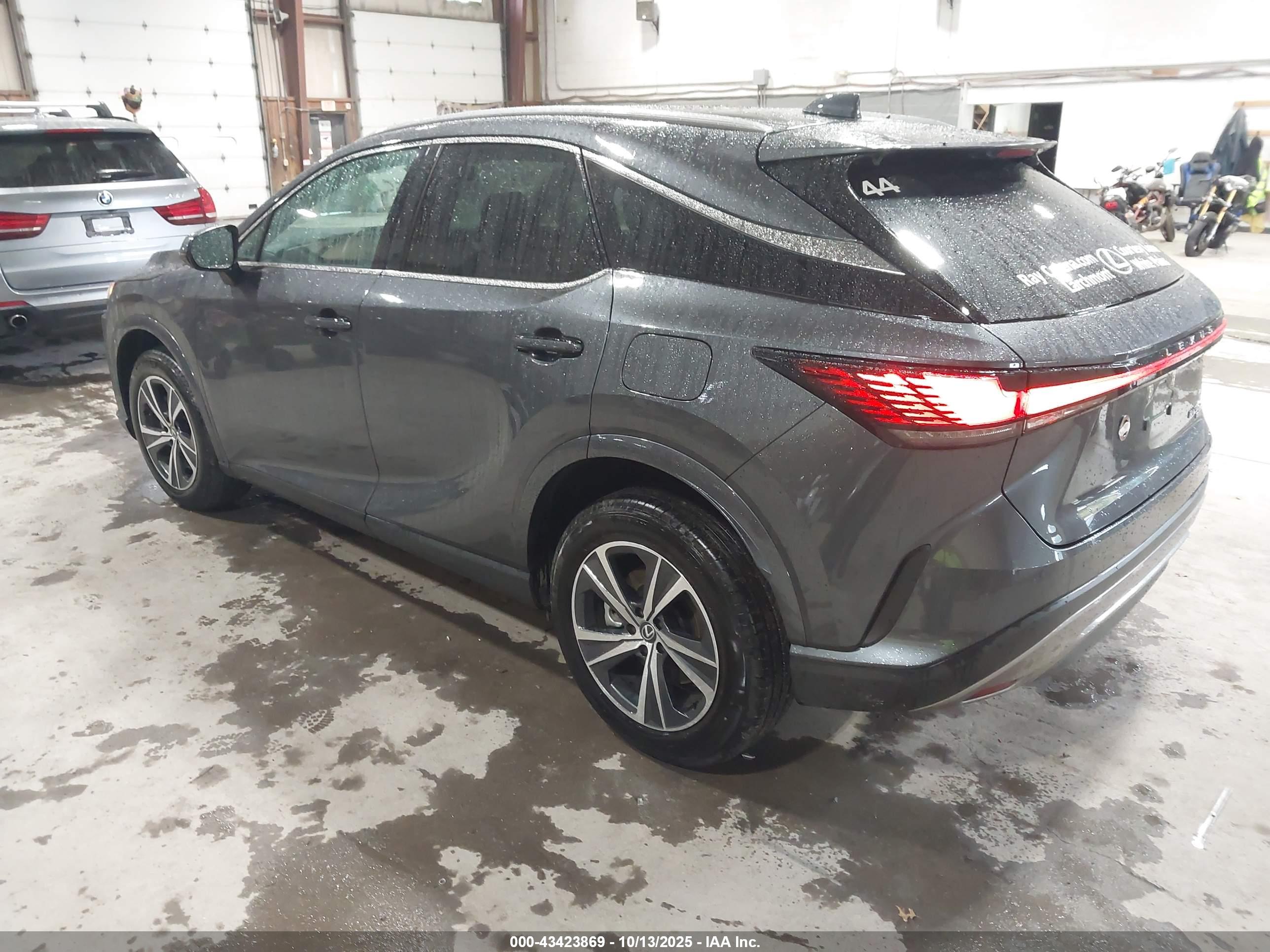 2025 LEXUS RX — VIN 2T2BAMCA3SC092212 — photo 3