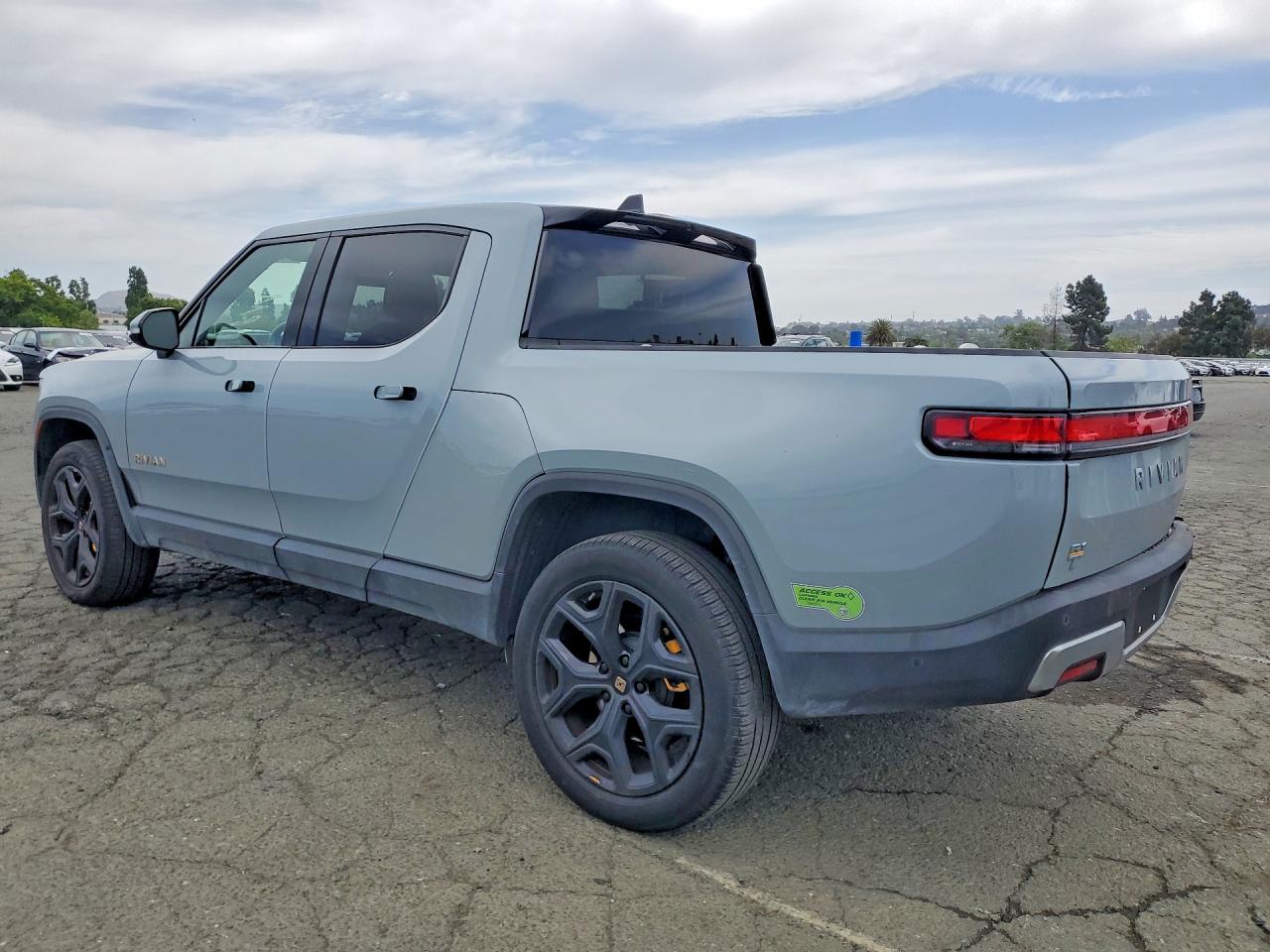 2023 RIVIAN R1T — VIN 7FCTGAAA6PN024073 — photo 2