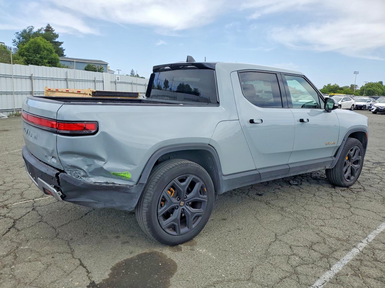 2023 RIVIAN R1T — VIN 7FCTGAAA6PN024073 — photo 3
