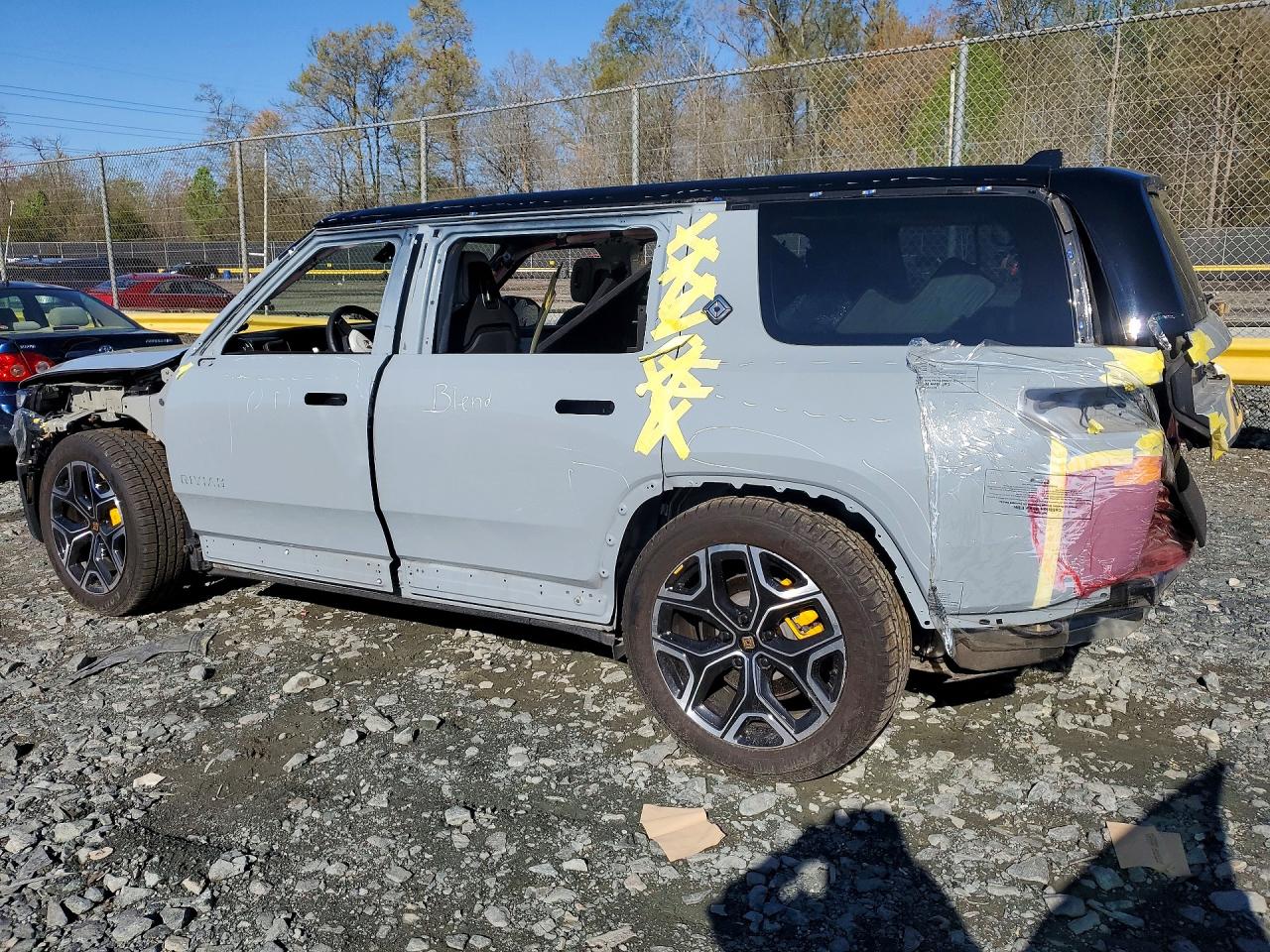2023 RIVIAN R1S — VIN 7PDSGABA2PN025441 — photo 2