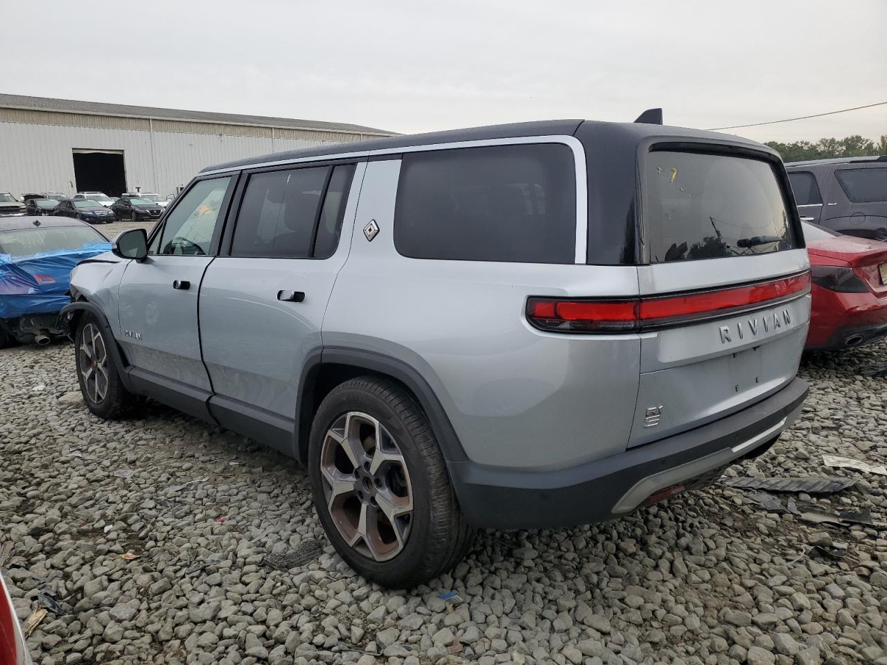 2024 RIVIAN R1S — VIN 7PDSGBBA7RN044317 — photo 2
