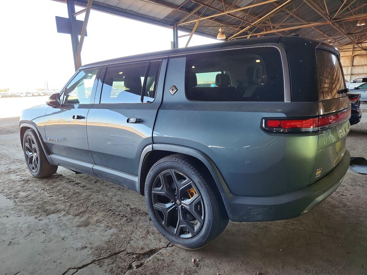 2024 RIVIAN R1S — VIN 7PDSGABA8RN038875 — photo 2