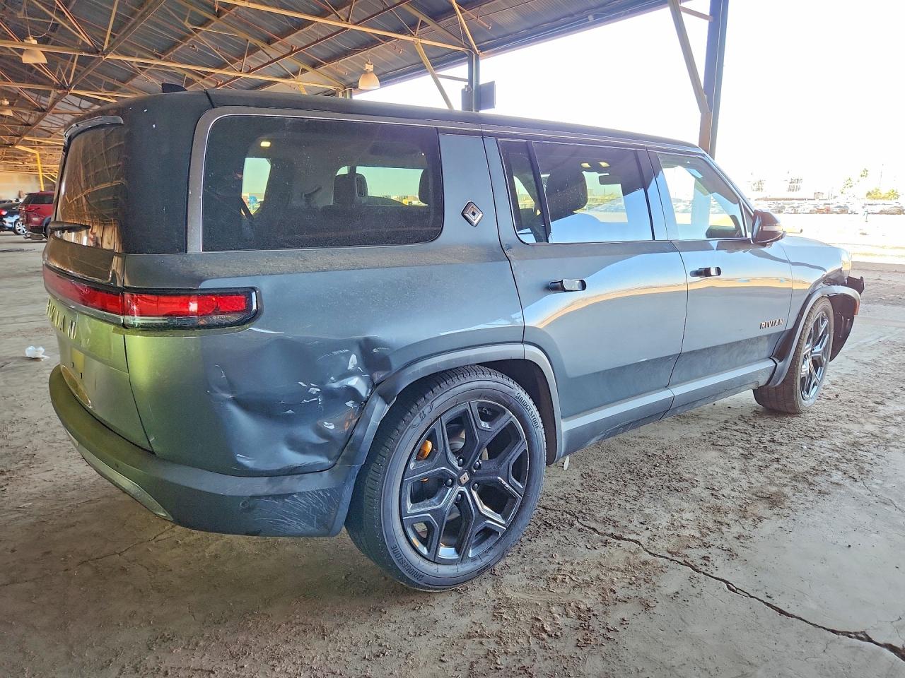 2024 RIVIAN R1S — VIN 7PDSGABA8RN038875 — photo 3