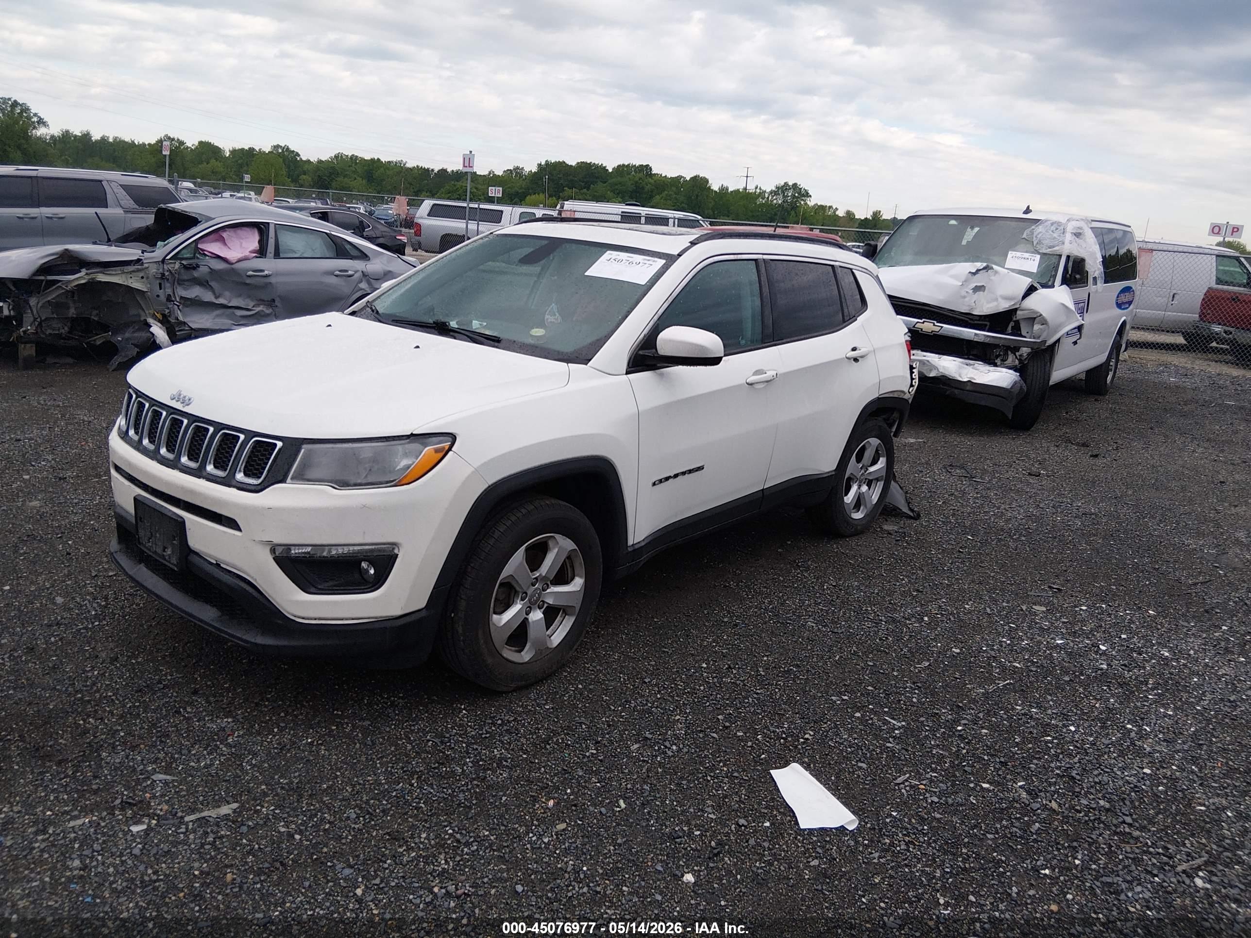 2018 JEEP Compass — VIN 3C4NJDBB3JT175808 — photo 2