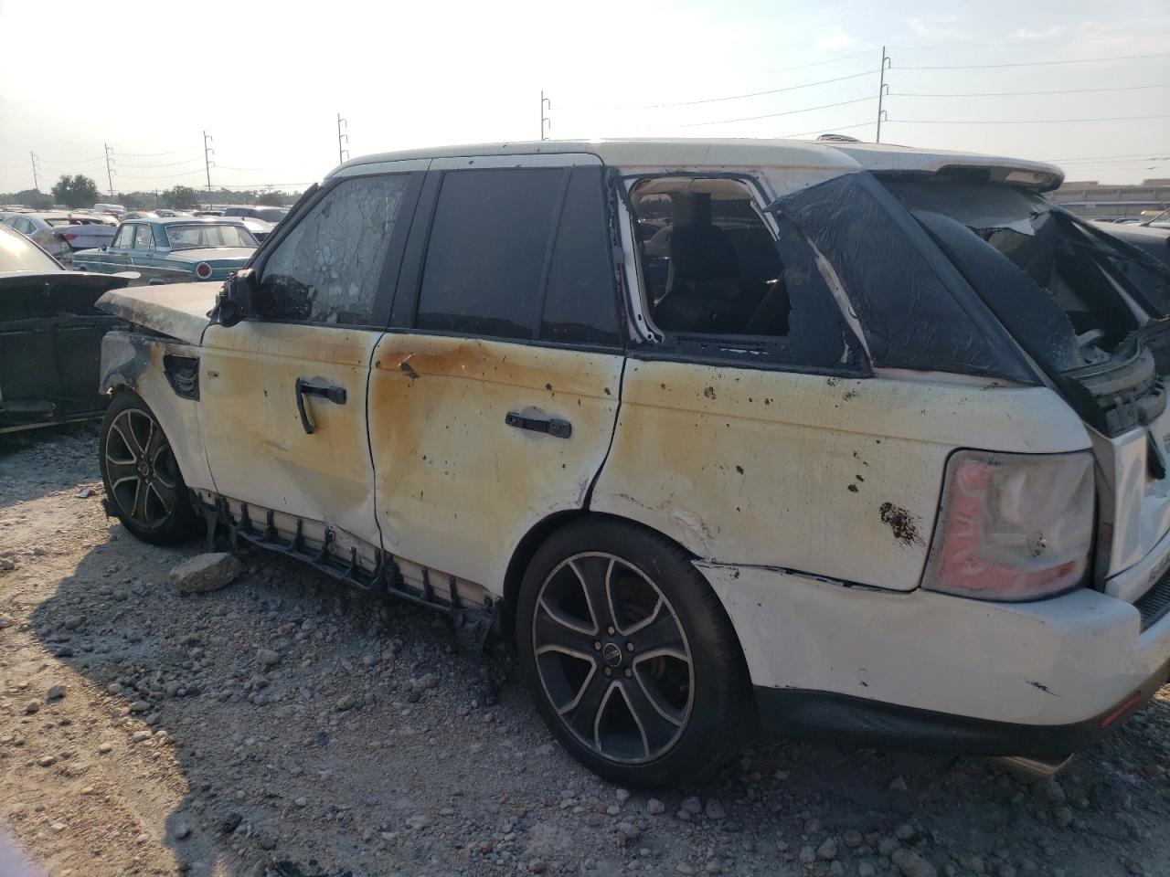 2011 LAND ROVER RANGE ROVE — VIN SALSH2E41BA283720 — photo 2