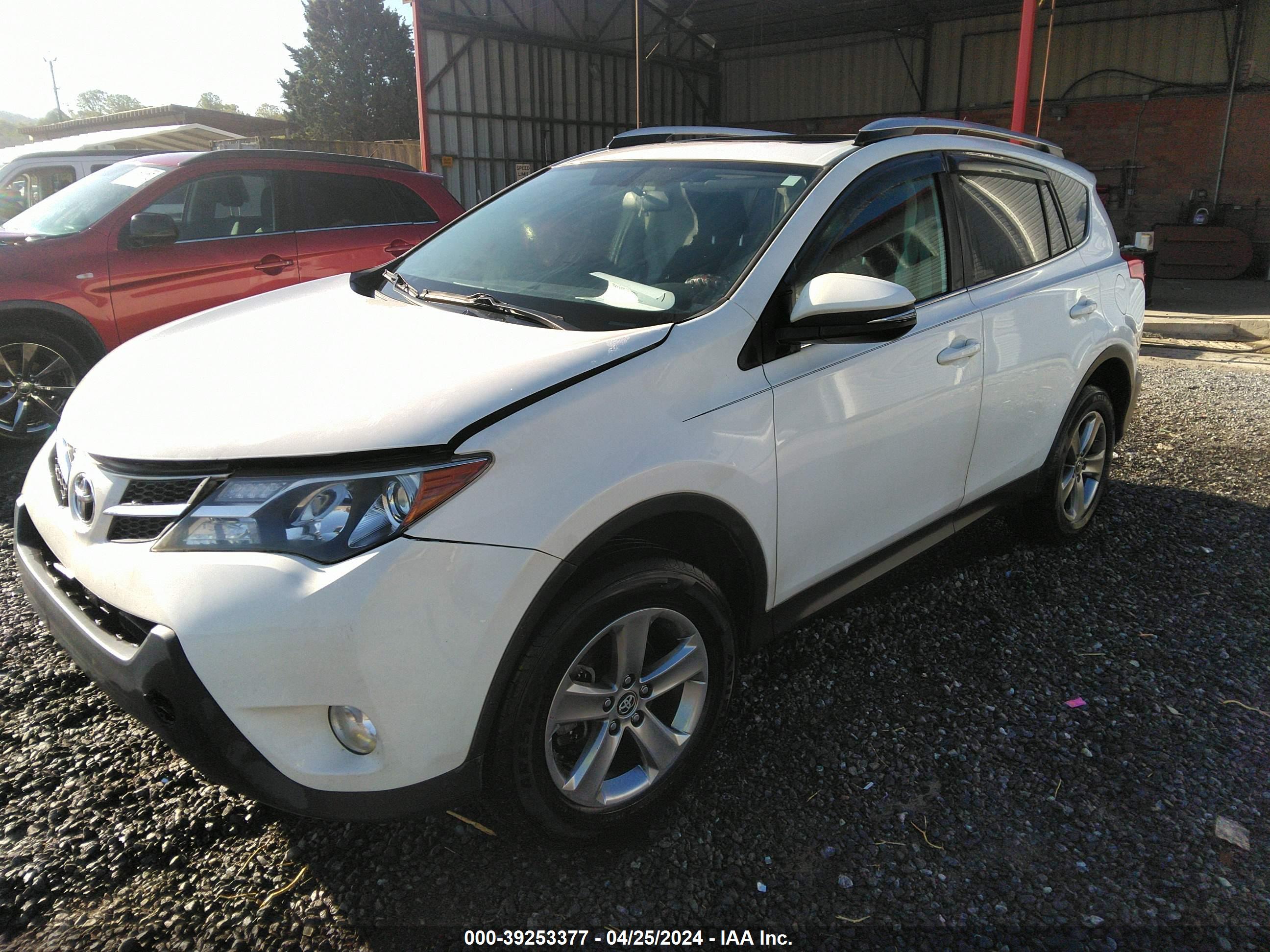 2015 TOYOTA RAV4 — VIN JTMWFREV0FJ032192 — photo 2