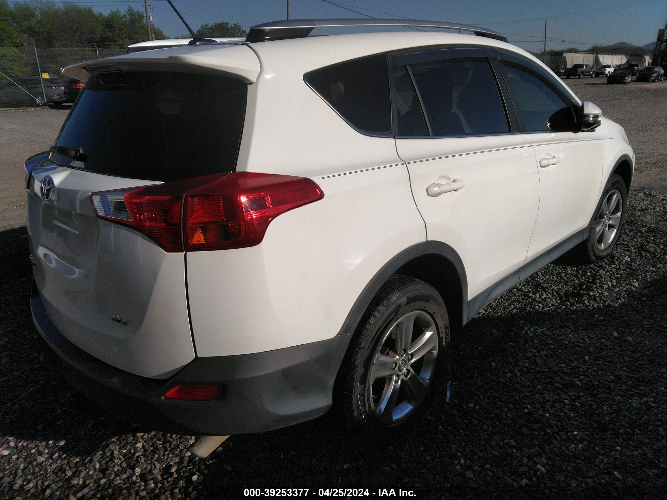 2015 TOYOTA RAV4 — VIN JTMWFREV0FJ032192 — photo 4
