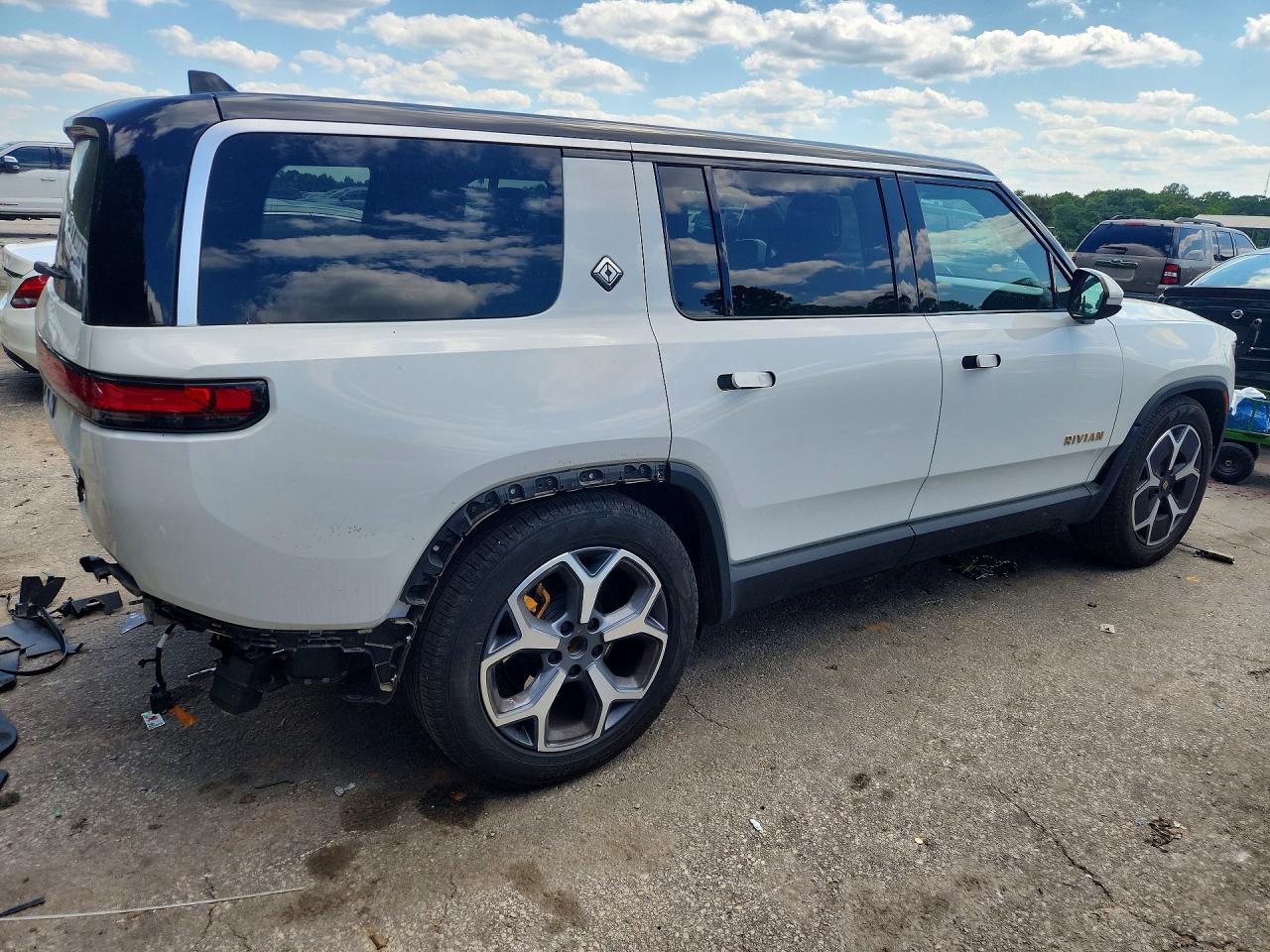 2023 RIVIAN R1S — VIN 7PDSGABA2PN021308 — photo 3