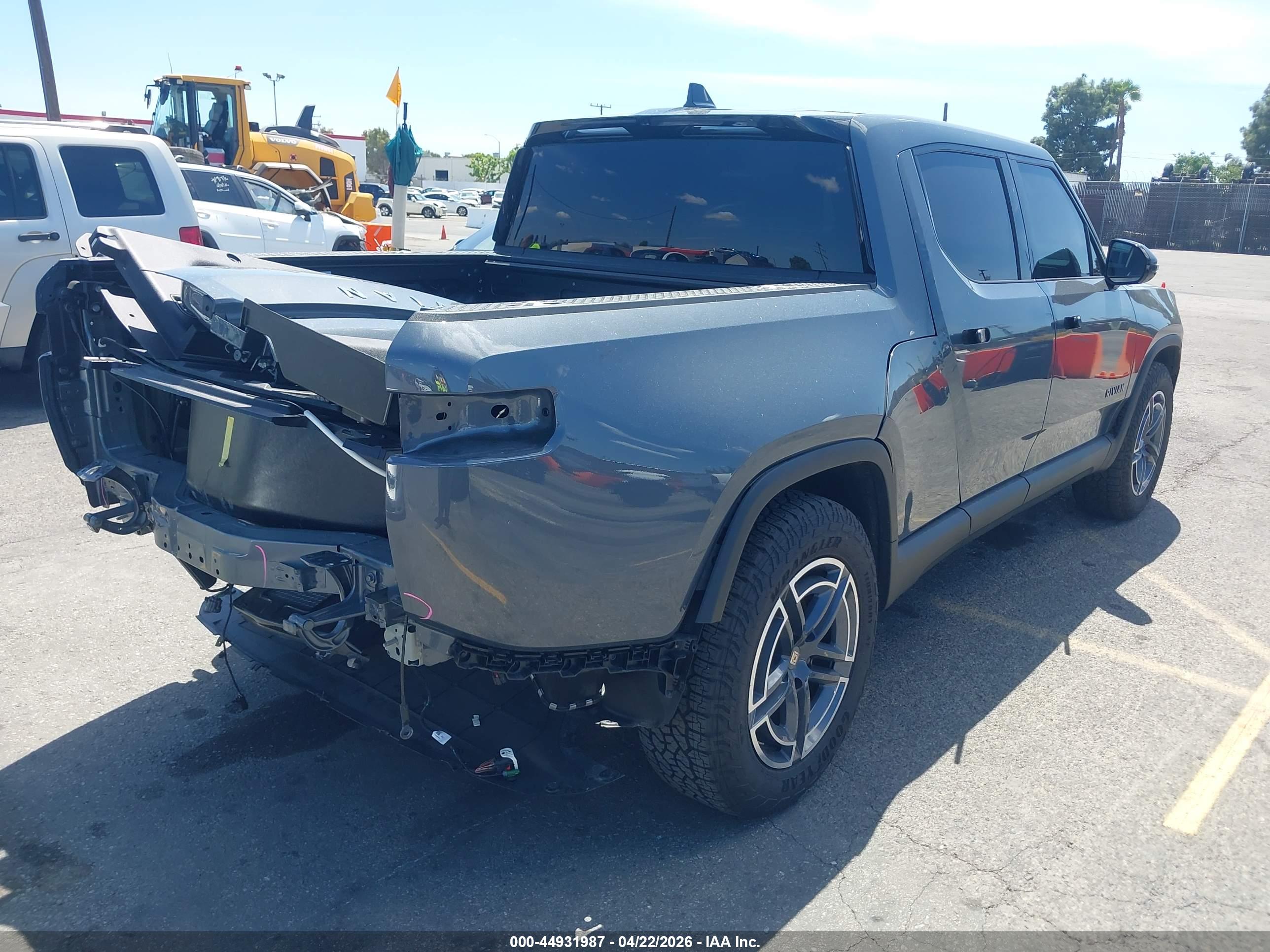 2026 RIVIAN R1T — VIN 7FCTGGAA0TN043277 — photo 4