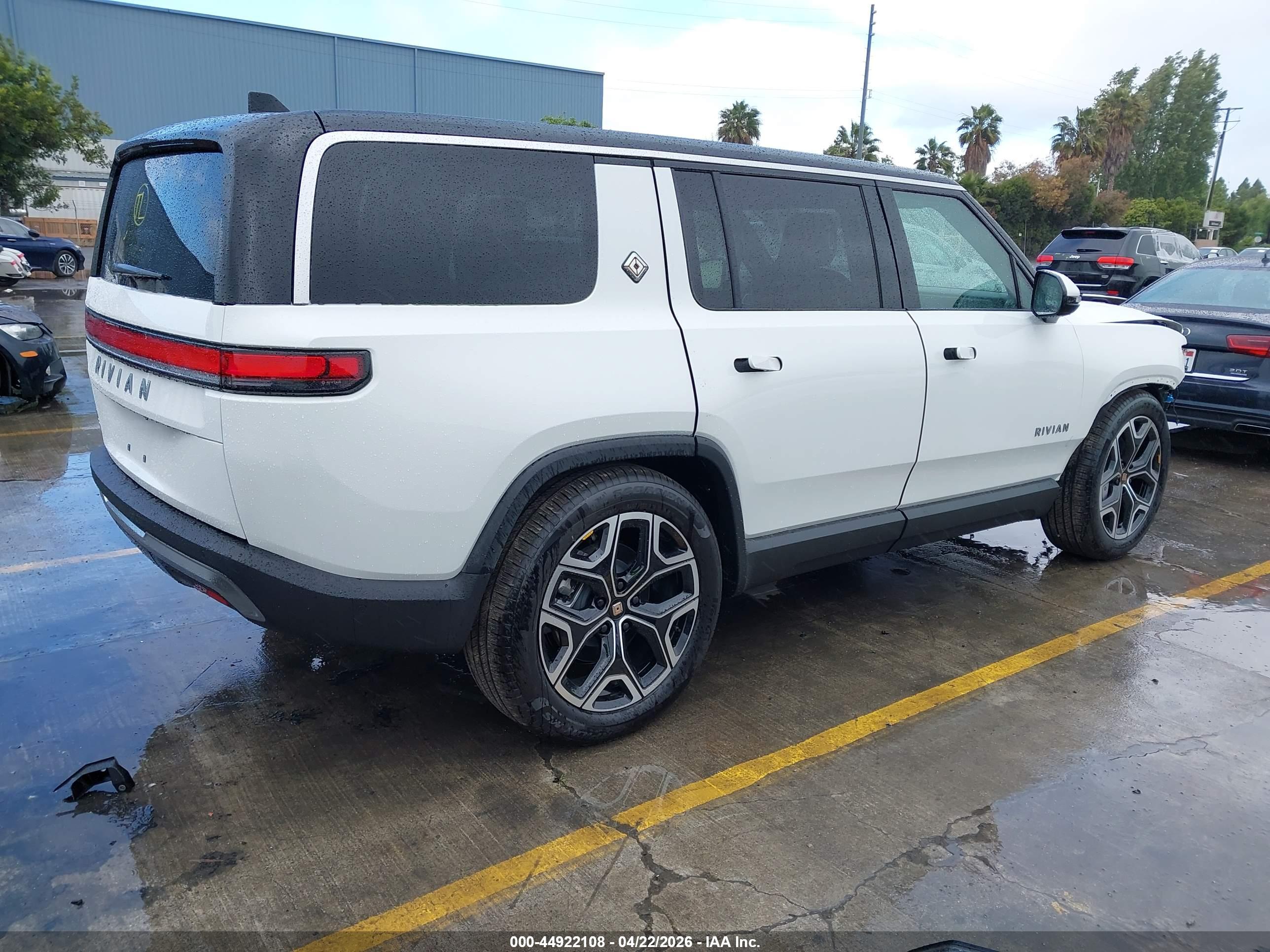 2026 RIVIAN R1S — VIN 7PDSGCBA1TN085796 — photo 4