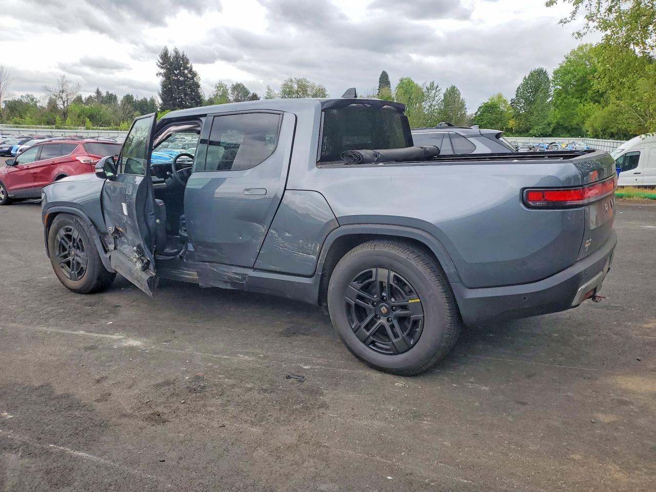 2022 RIVIAN R1T — VIN 7FCTGAAA8NN015906 — photo 2