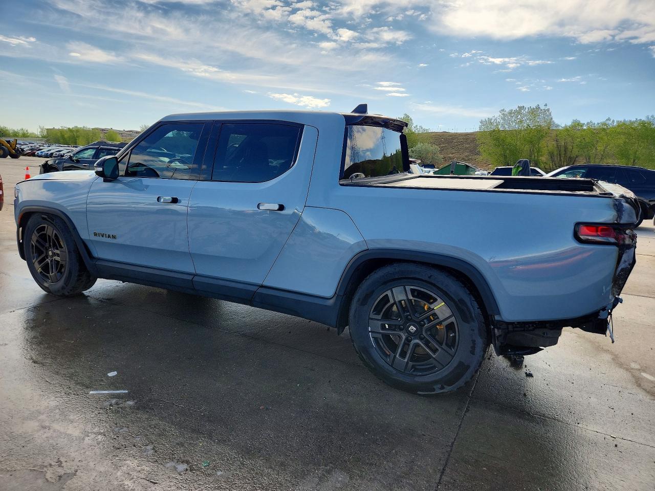 2022 RIVIAN R1T — VIN 7FCTGAAA9NN005675 — photo 2