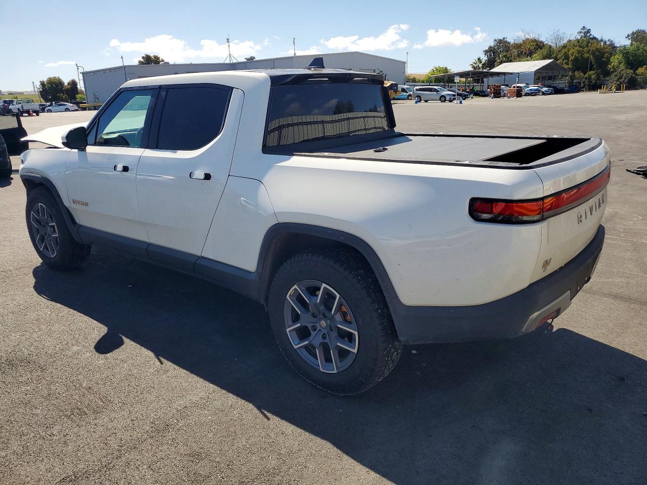 2022 RIVIAN R1T — VIN 7FCTGAAL6NN001844 — photo 2
