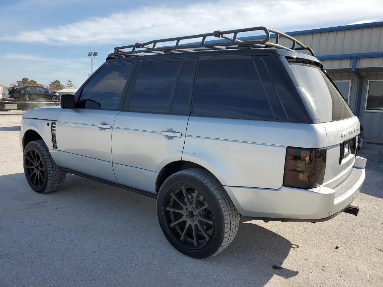 2011 LAND ROVER RANGE ROVE — VIN SALMF1D42BA355759 — photo 2