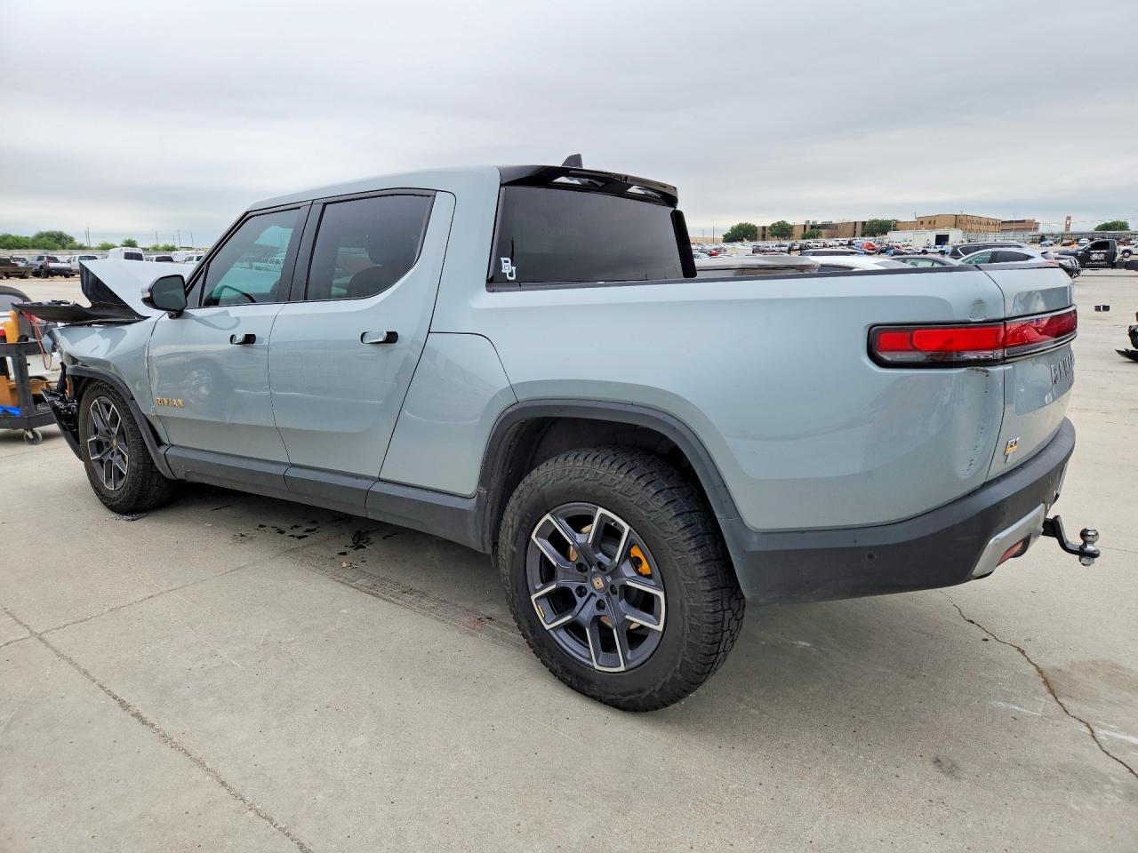 2022 RIVIAN R1T — VIN 7FCTGAAA0NN016645 — photo 2